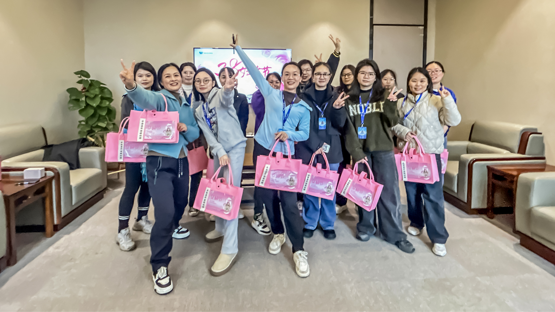 美松38節(jié)日合影